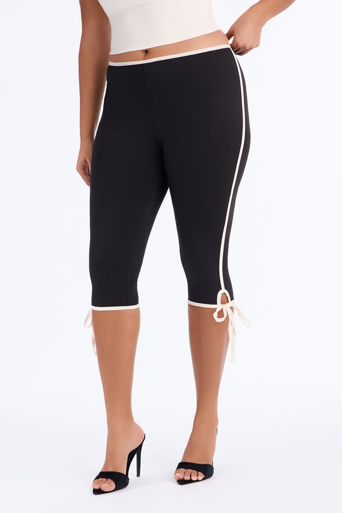 Scout Low Rise Contrast Side Tie Capri Leggings - Black/White