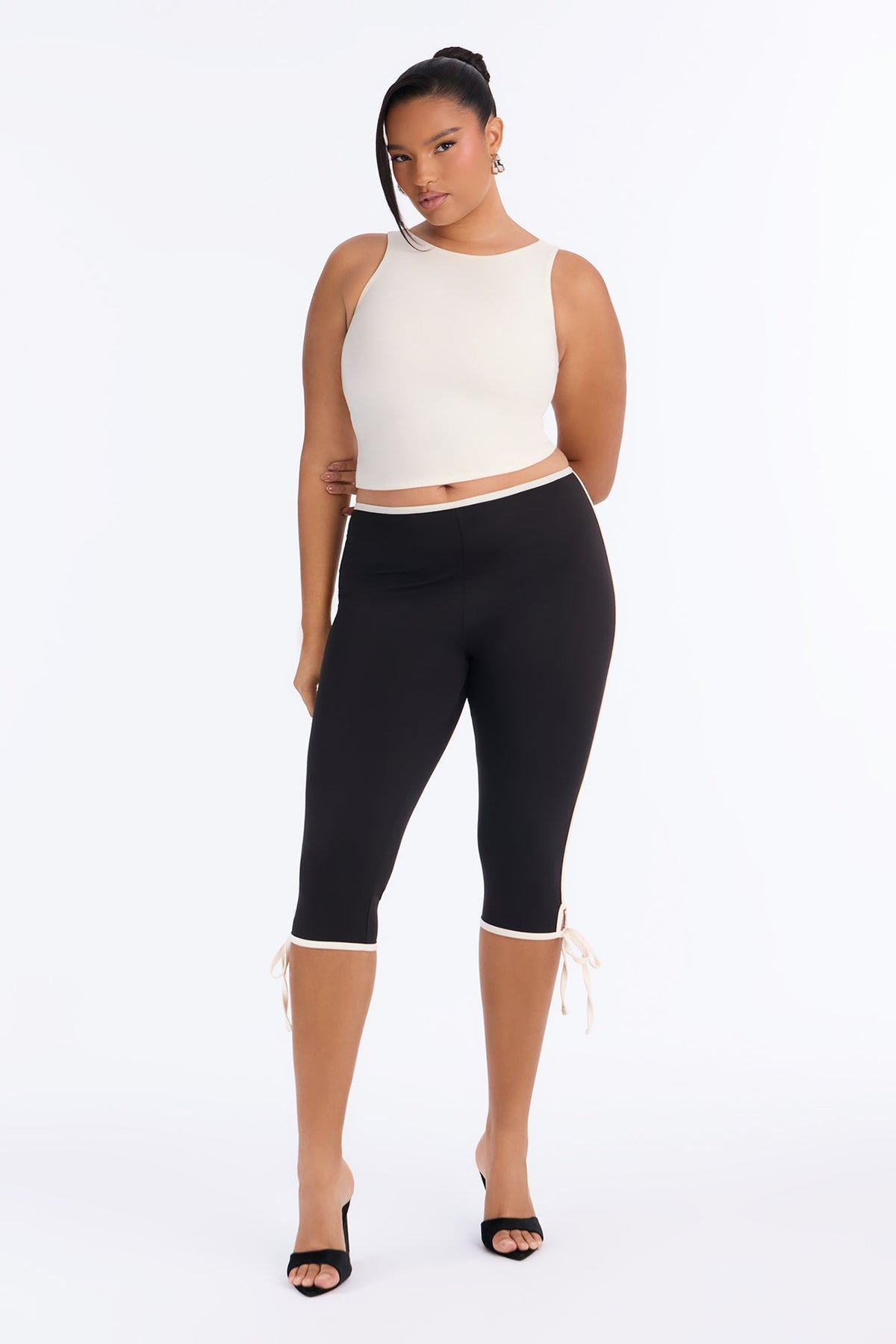 Scout Low Rise Contrast Side Tie Capri Leggings - Black/White