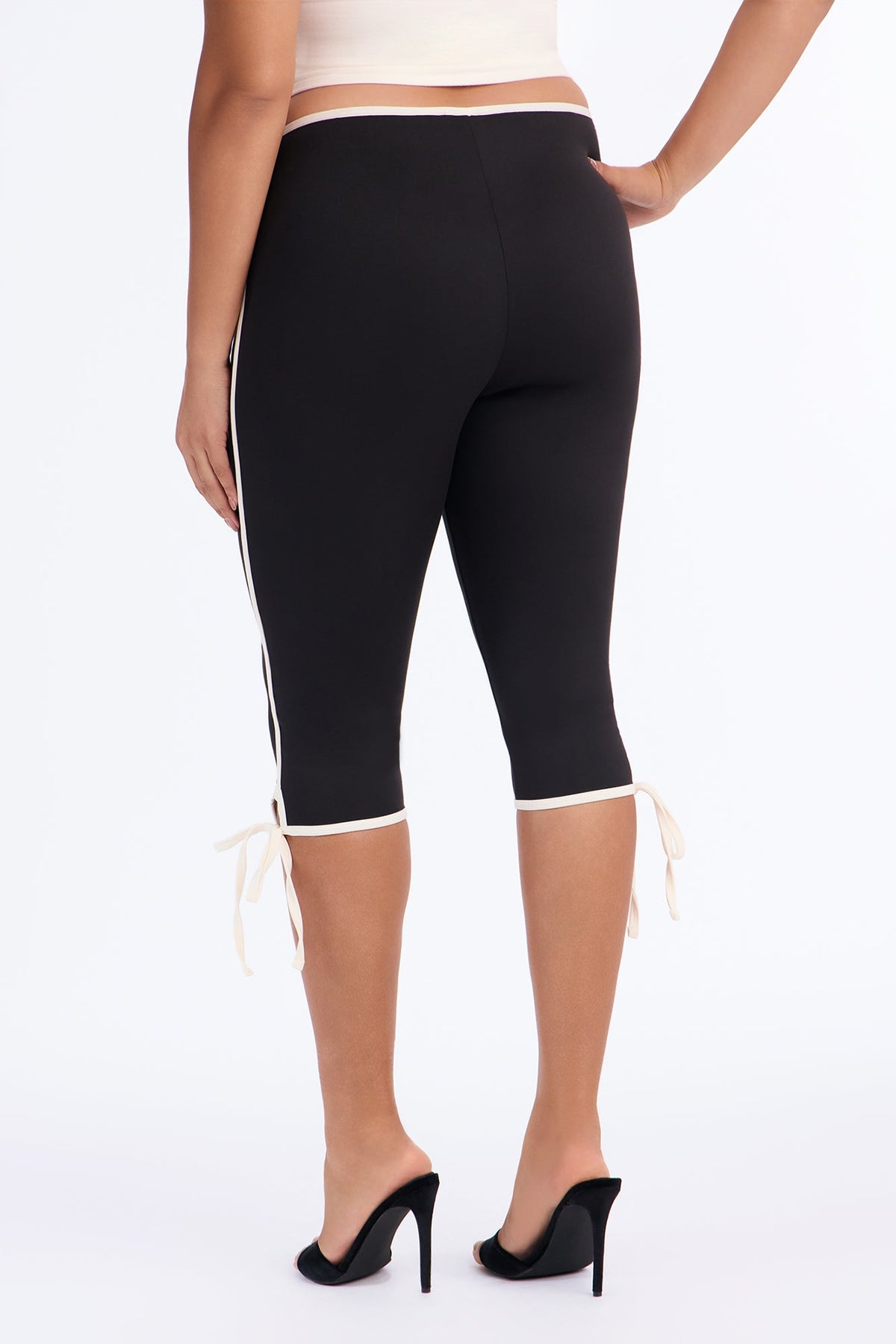 Scout Low Rise Contrast Side Tie Capri Leggings - Black/White