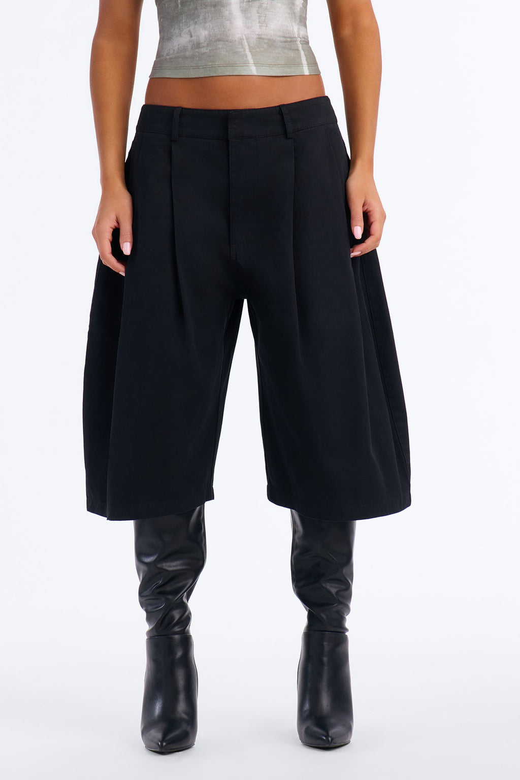 Hannah Pleated Barrel Bermuda Short - Black