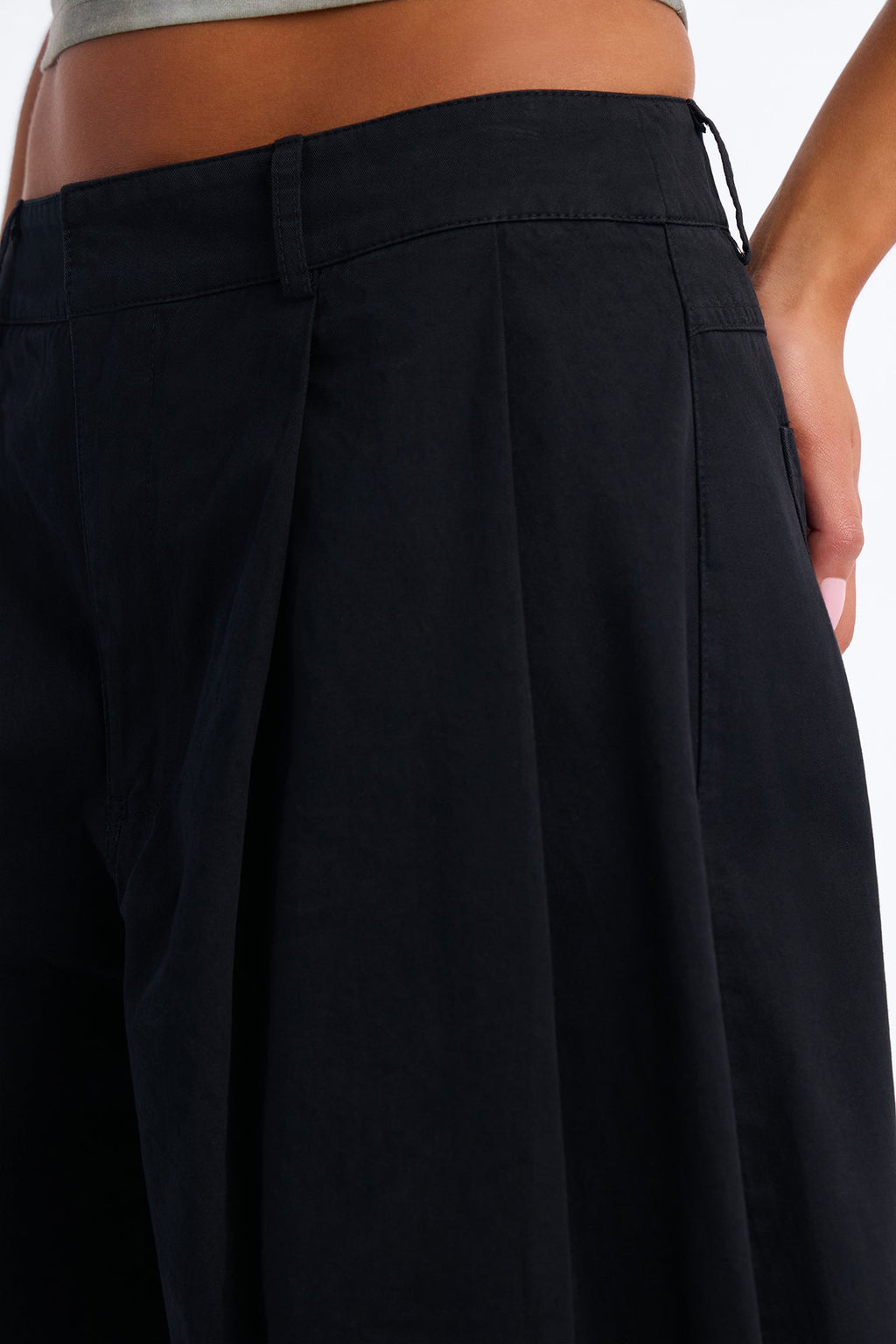 Hannah Pleated Barrel Bermuda Short - Black