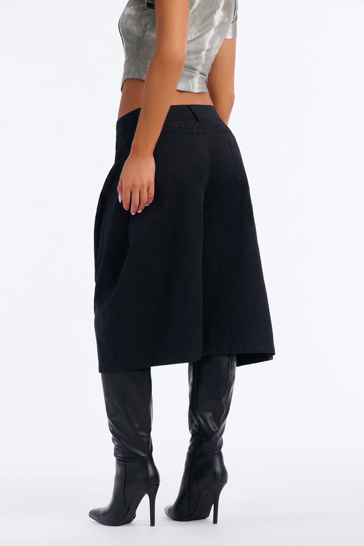 Hannah Pleated Barrel Bermuda Short - Black