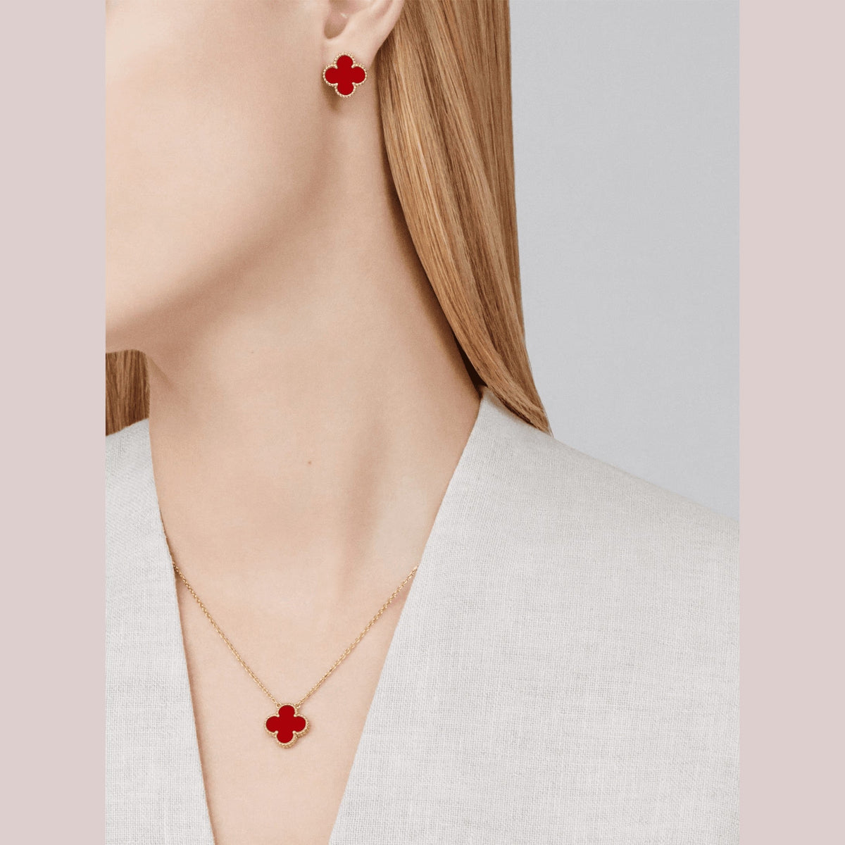 Van Cleef & Arpels Vintage Alhambra pendant 18K yellow gold, Carnelian